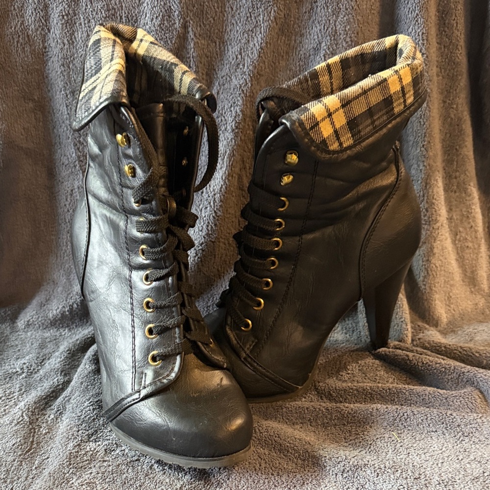 Stylish Black Lace-Up Women's Boots